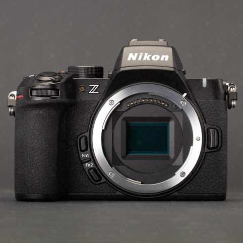 Cámara Nikon Z50 II solo cuerpo disponible en Colombia.