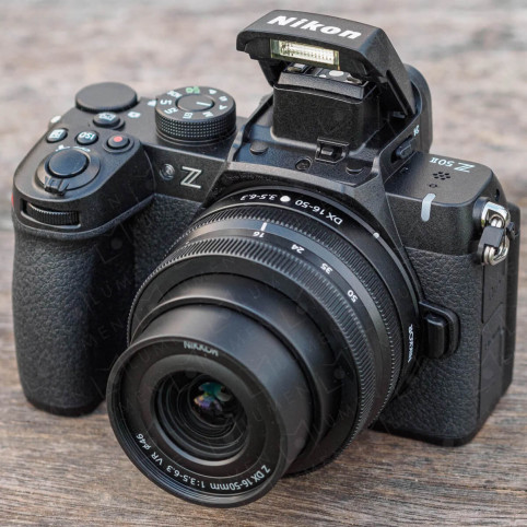 Cámara mirrorless Nikon Z50II con lente NIKKOR Z DX 16-50mm VR
