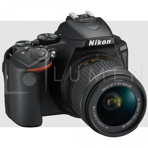 Cámara Nikon D5600 con lente 18-55mm.